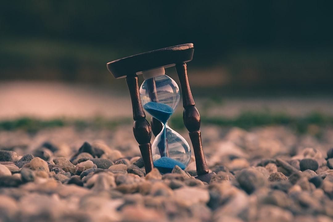 Slika prikazuje peščani sat koji predstavlja isticanje vremena za implementaciju rešenja za e-fakture online